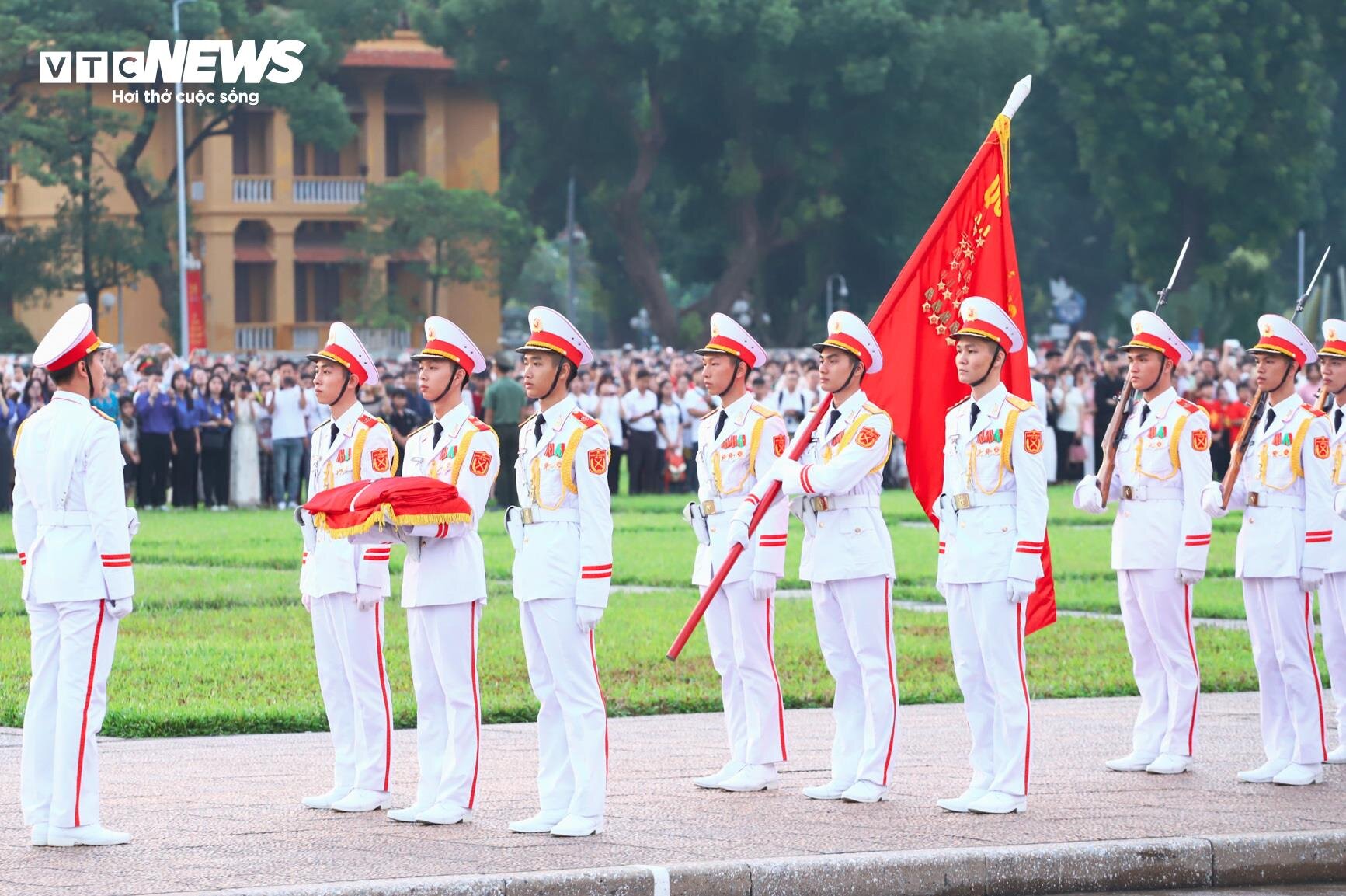 Thousands of people lined up from early morning to watch the flag-raising ceremony to celebrate National Day September 2 - 5