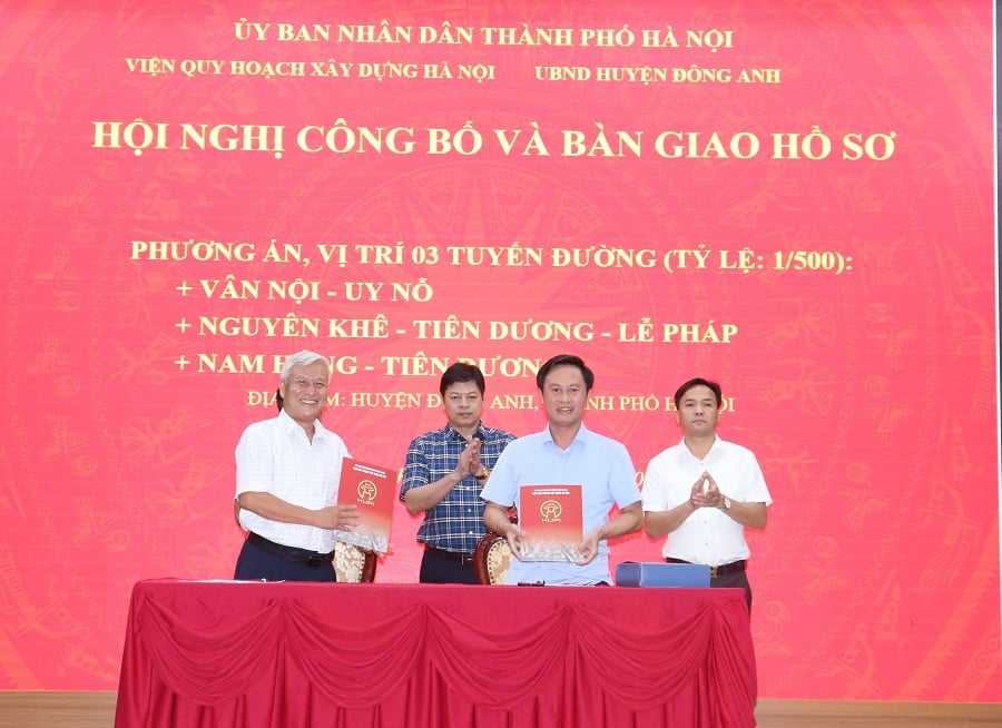 Đại diện lãnh đạo Viện quy hoạch xây dựng Hà Nội và UBND huyện Đông Anh bàn giao, nhận bàn giao các quyết định của UBND TP Hà Nội.