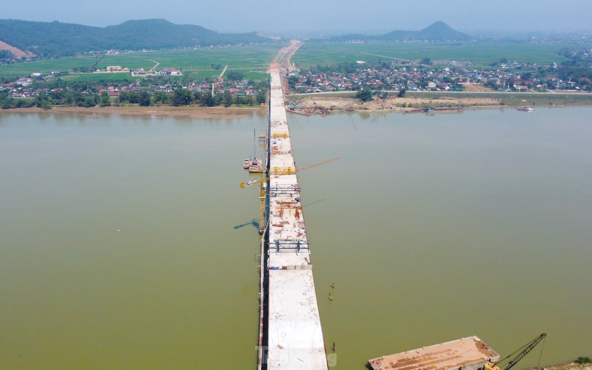 The bridge over the river connecting Nghe An and Ha Tinh provinces before the day of completion photo 2