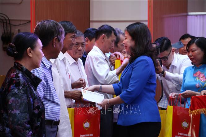 Vizepräsidentin Vietnams Thi Anh Xuan verteilt Tet-Geschenke an die Armen in Ben Tre, Foto 2