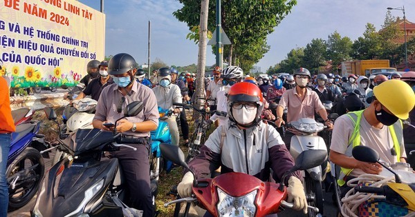 Der Verkehr auf der Pham Van Dong Straße nahm dramatisch zu und verursachte lange Staus