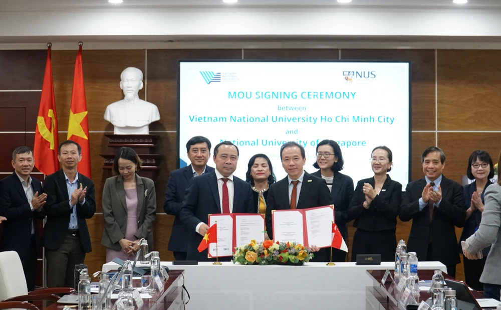 Die Unterzeichnungszeremonie wurde von Außerordentlicher Professor Dr. Vu Hai Quan, Direktor des VNU-HCM, und Professor Aaron Thean, Vizepräsident der National University of Singapore (NUS), durchgeführt. Foto: VNU-HCM