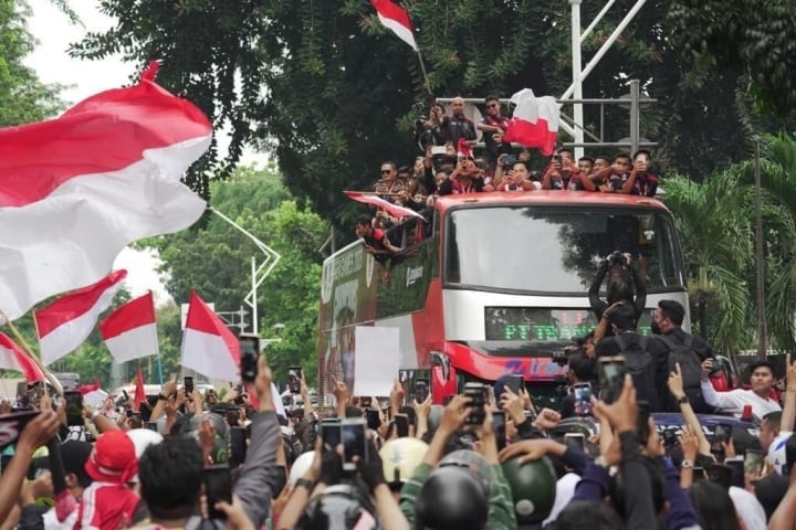 Biển người xuống phố ăn mừng U22 Indonesia vô địch SEA Games 32 - 4