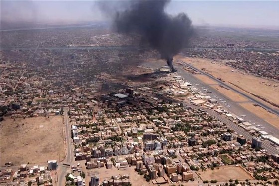 Khói bốc lên trong cuộc xung đột tại sân bay quốc tế Khartoum, Sudan. Ảnh tư liệu: AFP/TTXVN