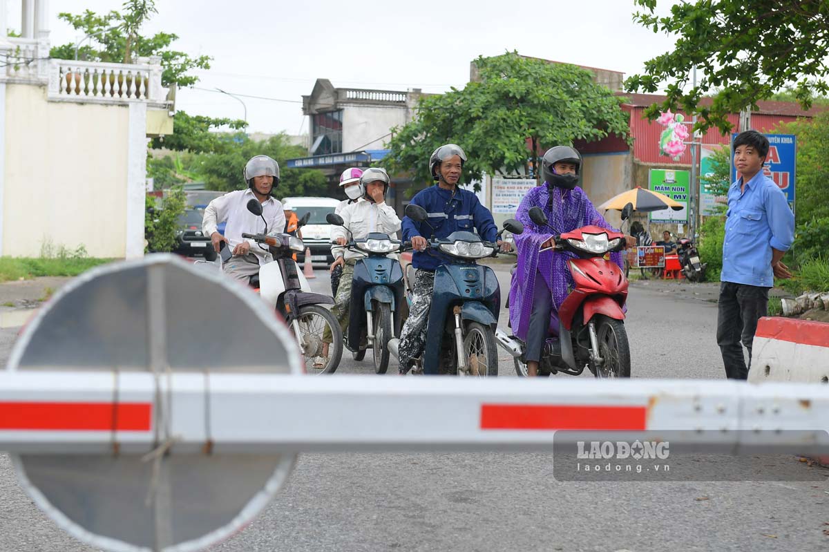 M. Vu Manh Hao, représentant du conseil de gestion du pont flottant de Ninh Cuong, a déclaré : « Je suis associé au pont flottant de Ninh Cuong depuis la pose du premier ponton, il y a près de 25 ans maintenant, donc je comprends que l'exploitation du pont flottant nécessite Le pont doit être très prudent et précis car en plus de la route, il y a aussi une voie navigable, nous devons ouvrir la bouée à temps pour que les navires et les bateaux puissent circuler. Actuellement, sur ce ponton, il y a 28 ouvriers répartis en 3 équipes qui travaillent 24 heures sur 24, 7 jours sur 7. En plus de gérer le trafic, les ouvriers doivent régulièrement vérifier le pont pour effectuer les réparations et l'entretien nécessaires afin d'éviter que de mauvaises situations ne se produisent.