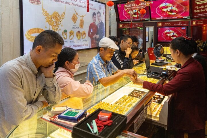 El 17 de febrero, los clientes hicieron fila para comprar oro antes del Día del Dios de la Riqueza.