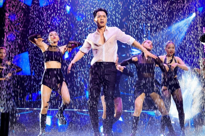 Portrait of ACB Bank Chairman Tran Hung Huy dancing 'in the rain' causes a storm on the internet - 1