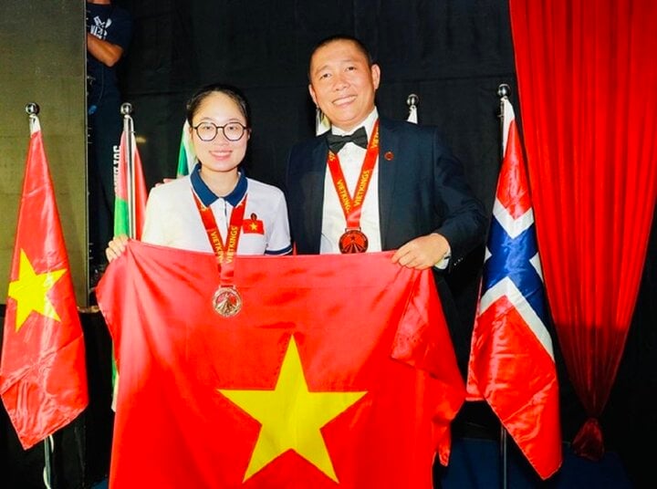 Dang Ngoc Phuong Trinh (right) and the gold medal at the 2023 World Super Memory Competition