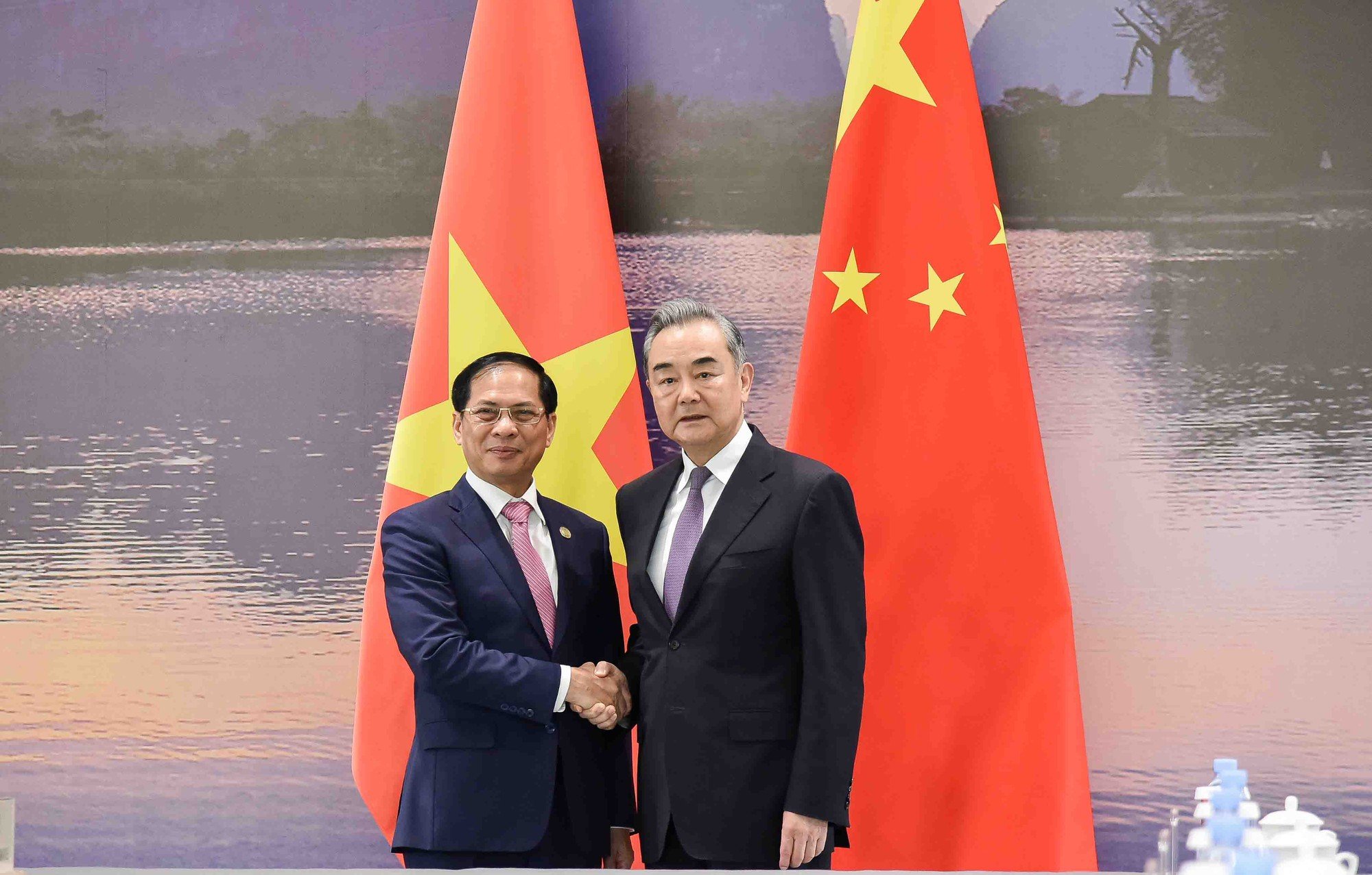 Le ministre des Affaires étrangères Bui Thanh Son s'entretient avec le ministre chinois des Affaires étrangères Wang Yi