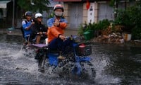 Сильный ливень в Хошимине в полдень, многие дороги затопило более чем на полколеса