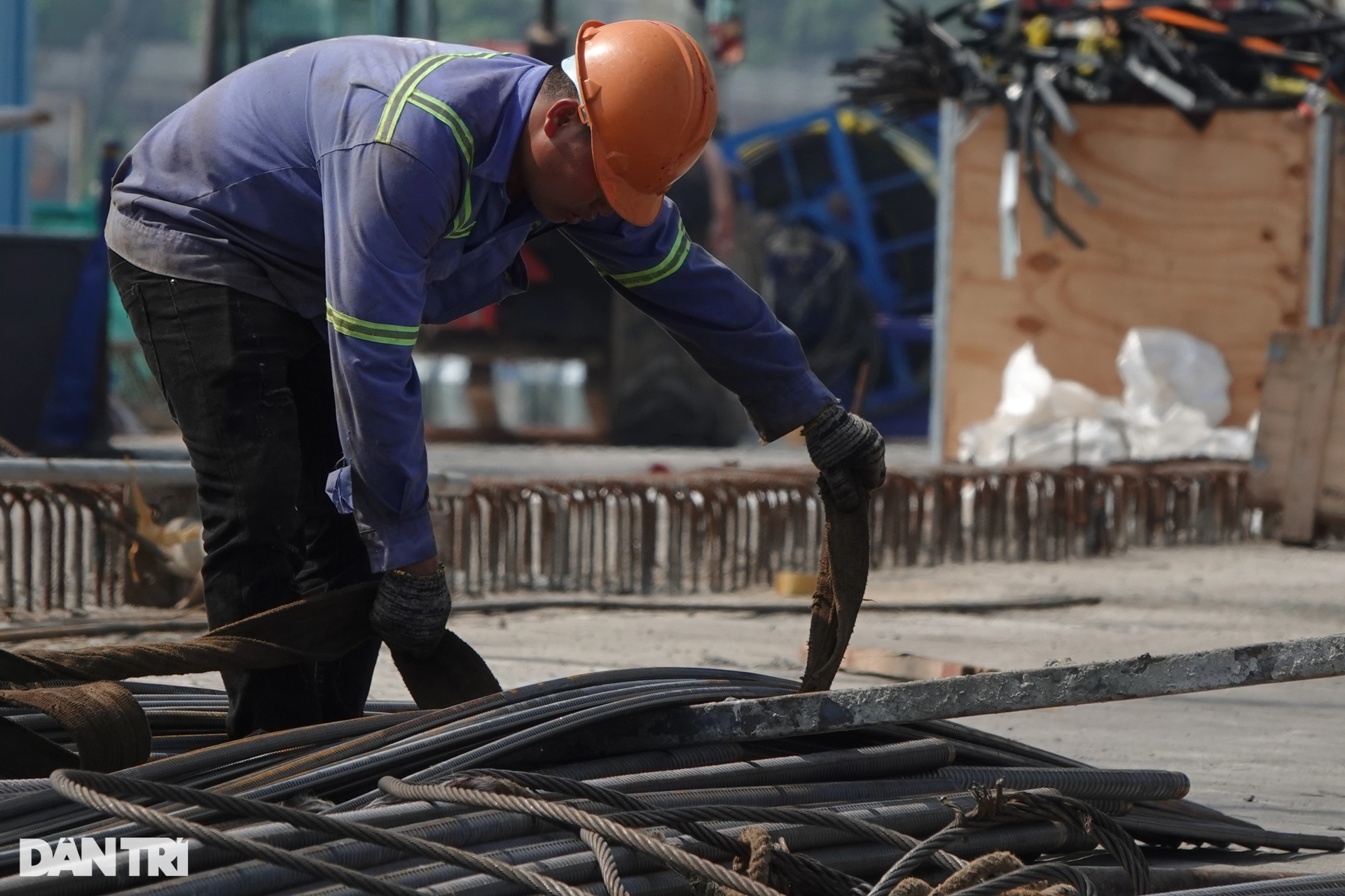 Công nhân cầu Mỹ Thuận 2 oằn mình làm việc dưới cái nắng thiêu đốt - 7