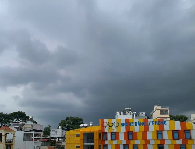 La ville de Ho Chi Minh est sombre, la ville de Thu Duc connaît de fortes pluies et des vents violents, photo 2