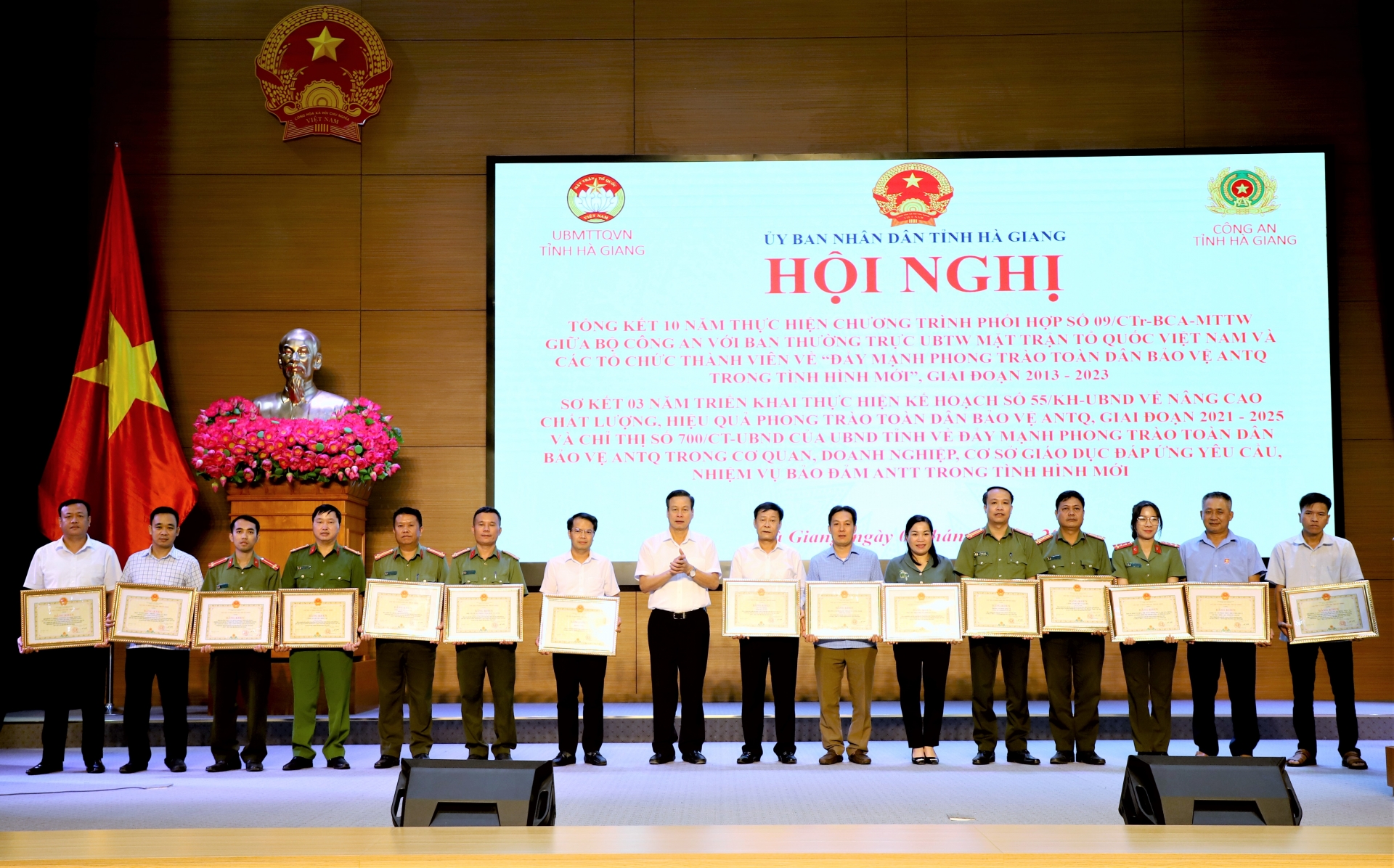 Chairman of the Provincial People's Committee Nguyen Van Son awarded Certificates of Merit to the collectives.