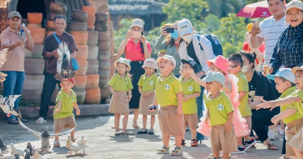 Vacaciones de verano, las atracciones turísticas en Can Tho están repletas de turistas jóvenes.