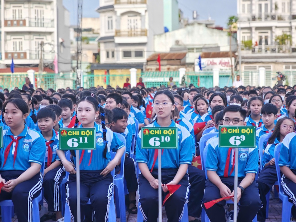 Các em học sinh Trường THCS Bình Trị Đông B trong ngày khai giảng tại ngôi trường vừa được khánh thành