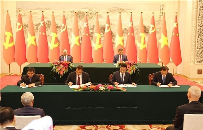 Generalsekretär und Präsident To Lam und der Generalsekretär und Präsident Chinas Xi Jinping waren Zeugen der Unterzeichnungszeremonie der Kooperationsdokumente zwischen den beiden Ländern. Foto: VNA