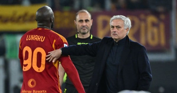 Cầu thủ AS Roma nhận 2 thẻ đỏ, CĐV vẫn khen chiến thuật của HLV Mourinho