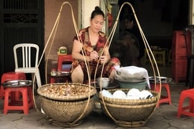 Puesto de fideos fríos y caracoles para tres generaciones en Hanoi