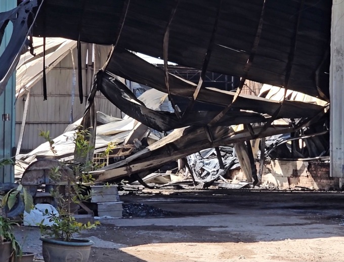 Nearly 1,000 square meters of factory burned down. Photo: Thai Ha