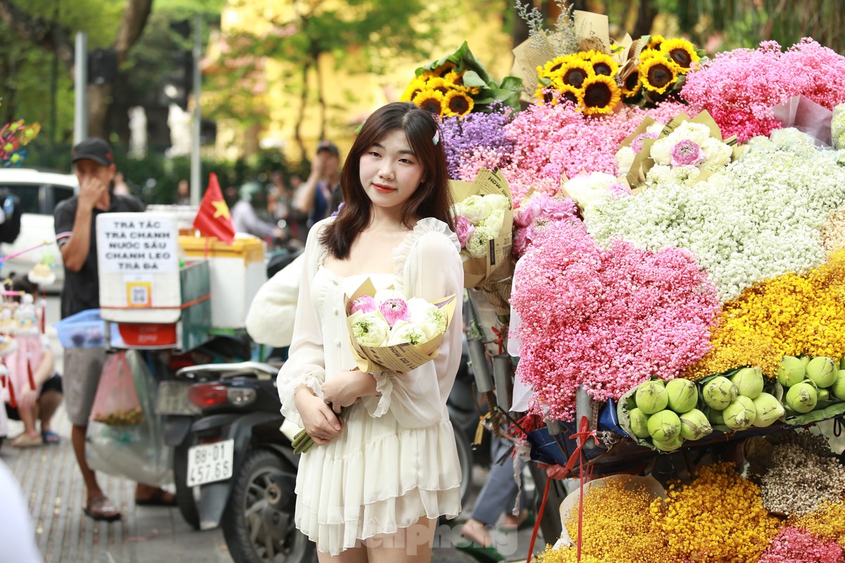 Hanoians leisurely stroll and sightsee during Independence Day holiday photo 9