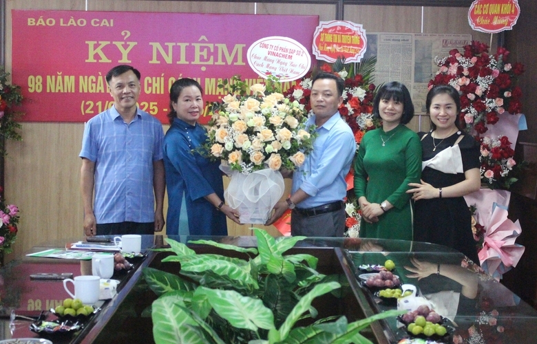 DAP SO2 LLC presents flowers to congratulate Lao Cai Newspaper 7364.jpg