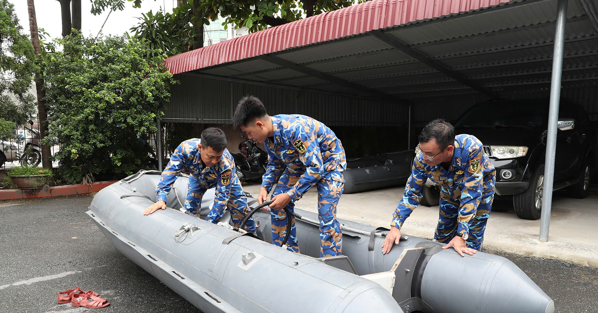 Des « hommes-grenouilles » des forces spéciales arrivent sur les lieux de l'effondrement du pont de Phong Chau