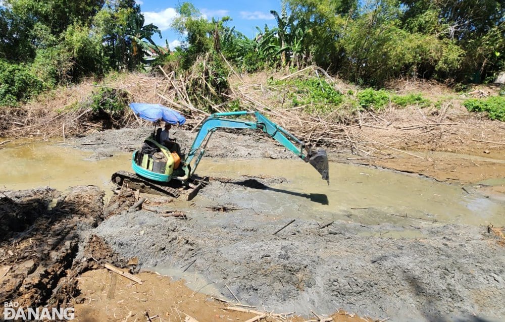 Компания Quang Nam Irrigation Exploitation Company мобилизовала механическую технику для углубления участка реки и подачи воды на насосные станции в городе Дьенбан.