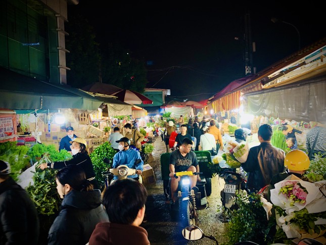 3月8日の国際女性デーの前夜、花市場に賑わう若者たち（写真1）