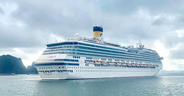 Super cruise ship brings nearly 4,000 international visitors and sailors to visit Ha Long