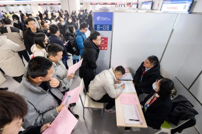 Young Chinese people line up to apply for jobs at a job fair. Photo: Udn