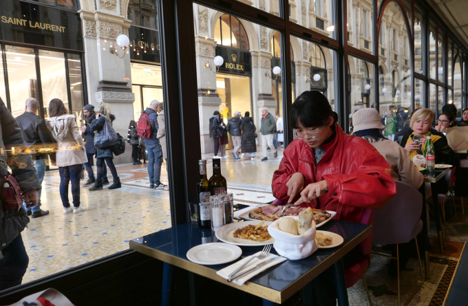 Im Inneren des Restaurants Motta mit Blick auf die Luxusgeschäfte. Foto: Trinh Hang