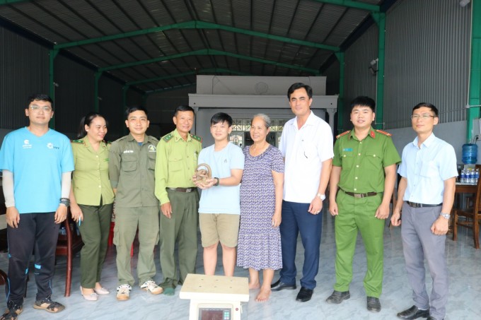 Representatives of Bu Dang District Forest Protection Department and Duc Lieu Commune People's Committee handed over the pangolin that Ma Doan Nhat Thien handed over to the Center for Propaganda, Tourism and Conservation Rescue under the Management Board of Bu Gia Map National Park. Photo: Binh Phuoc Newspaper