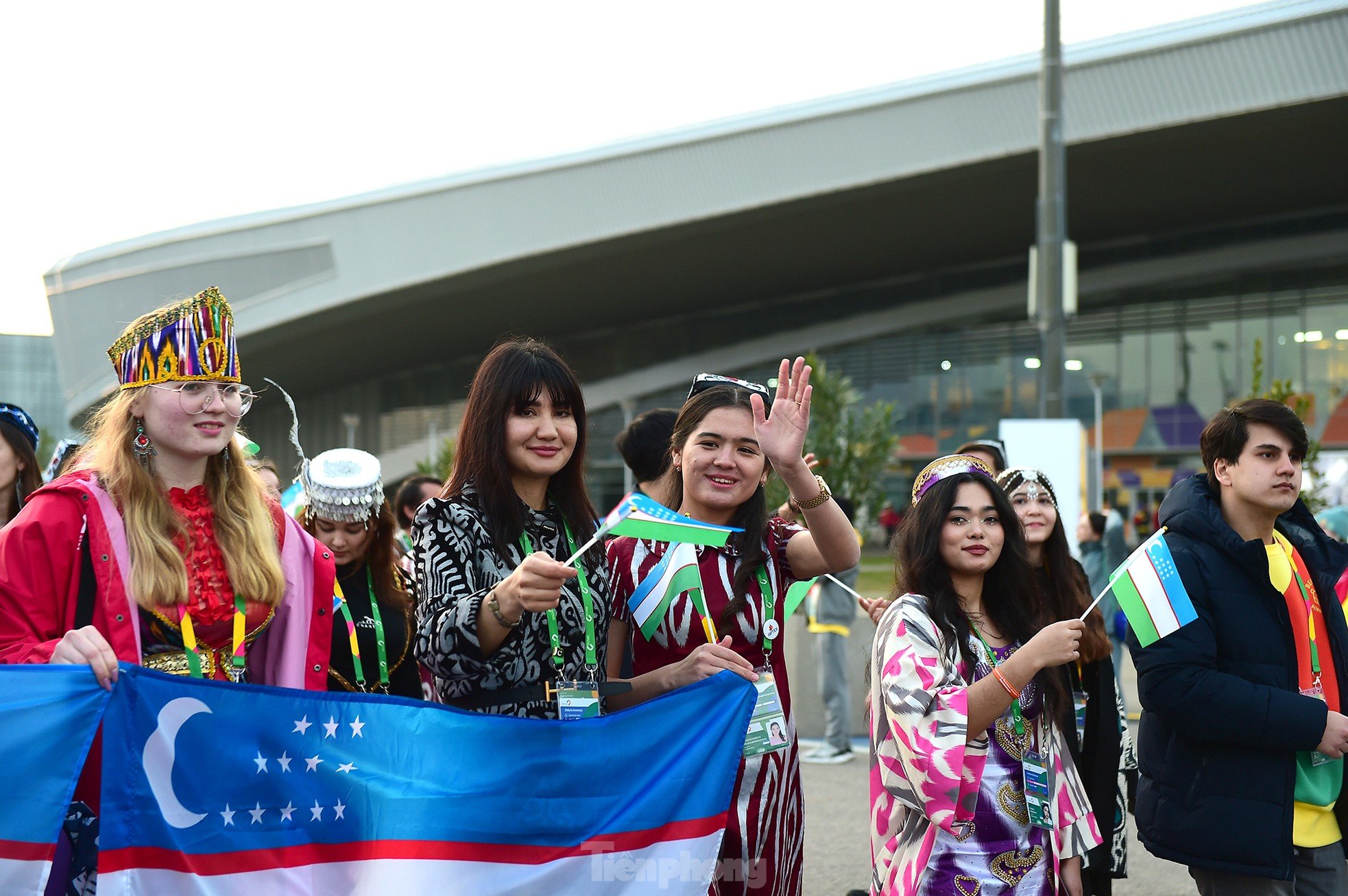 Bandera roja con estrella amarilla ondeando en el Festival Mundial de la Juventud 2024 foto 27