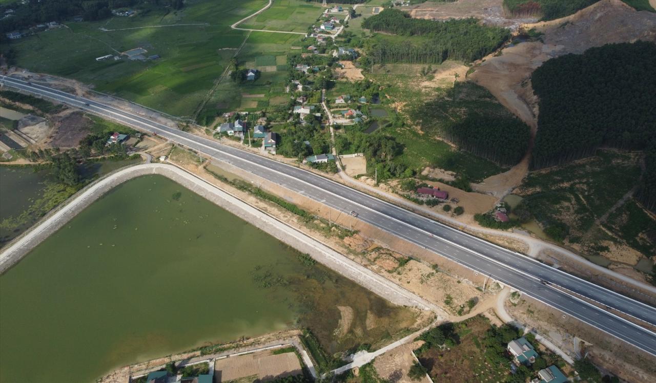 Jusqu'à présent, les entrepreneurs accélèrent toujours de toute urgence les travaux sur l'ensemble du tracé, garantissant ainsi le plan d'ouverture à la circulation le 2 septembre. Photo: Quach Du