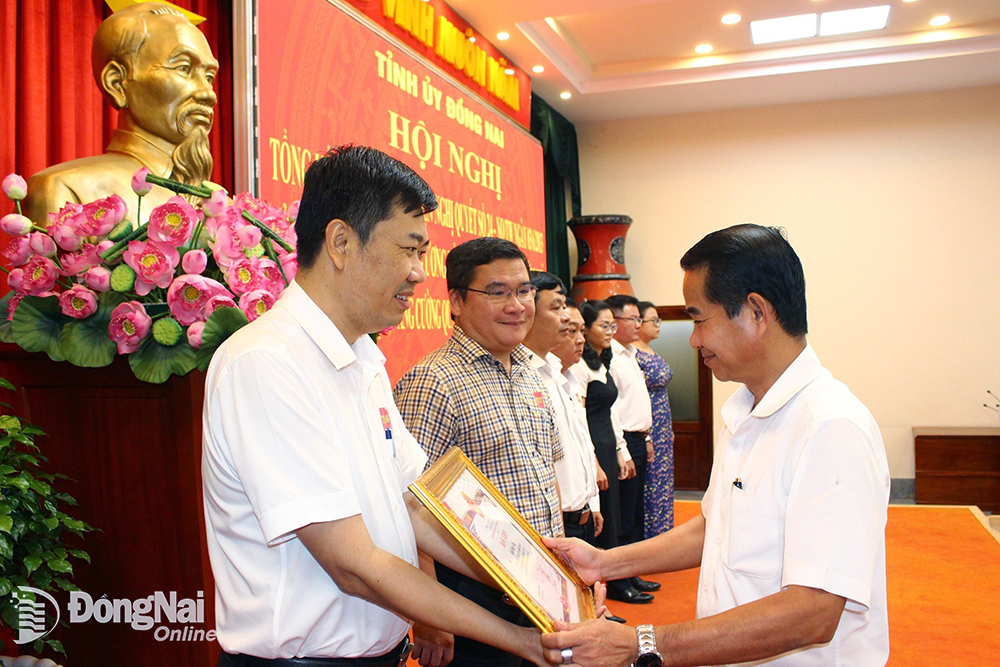 Le président du Conseil populaire provincial, Thai Bao, a décerné des certificats de mérite aux personnes qui ont mis en œuvre efficacement la résolution n° 24.