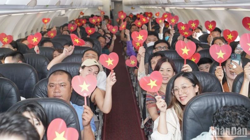 Vietjet feiert den Nationalfeiertag am 2. September mit dem Bild der roten Flagge mit gelbem Stern