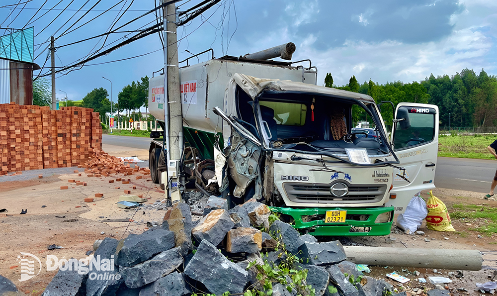 A freely drifting truck dented a 5-seat car and continued to hit and break an electric pole on the side of the road. Photo: Contributor