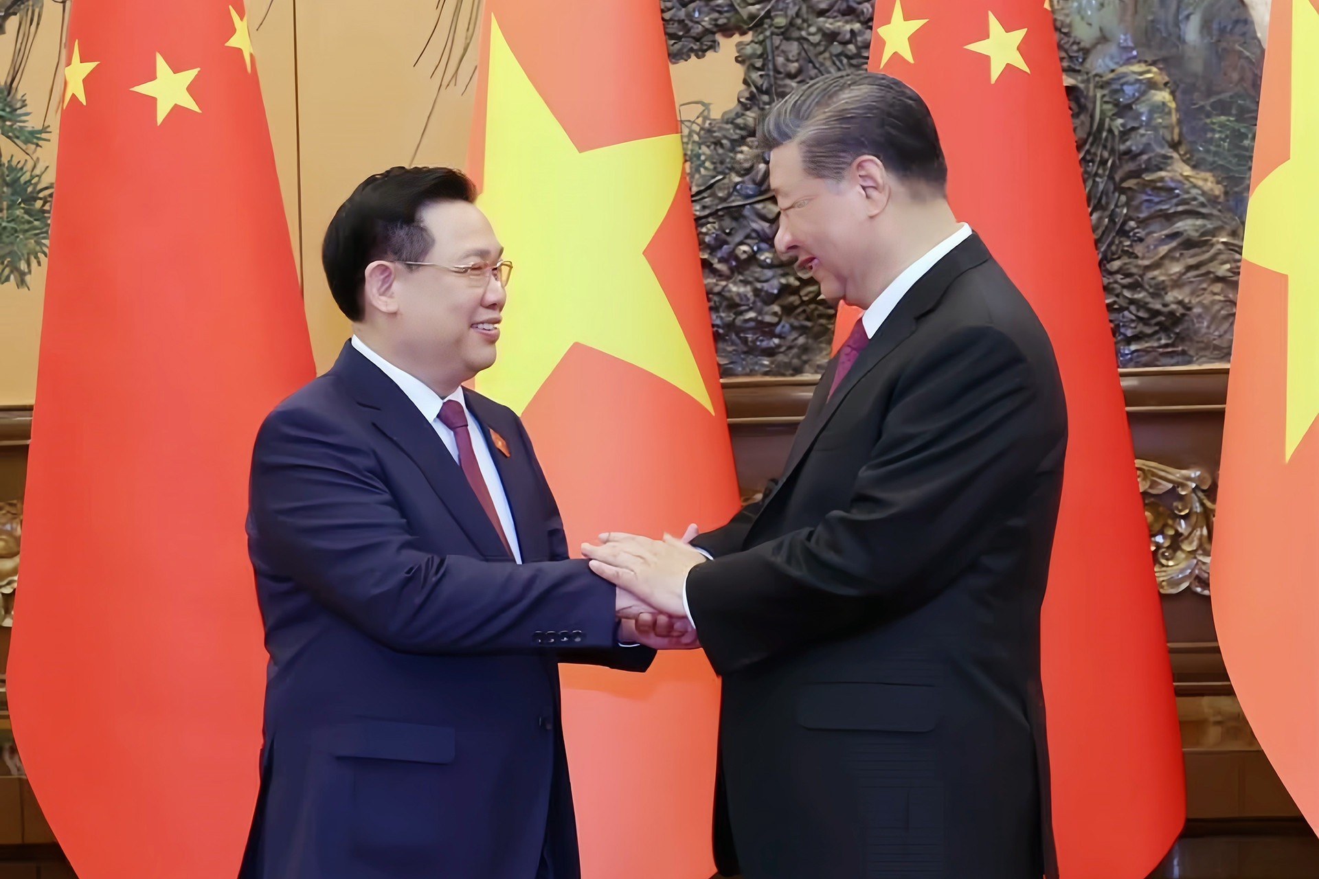 National Assembly Chairman Vuong Dinh Hue meets with General Secretary and President of China