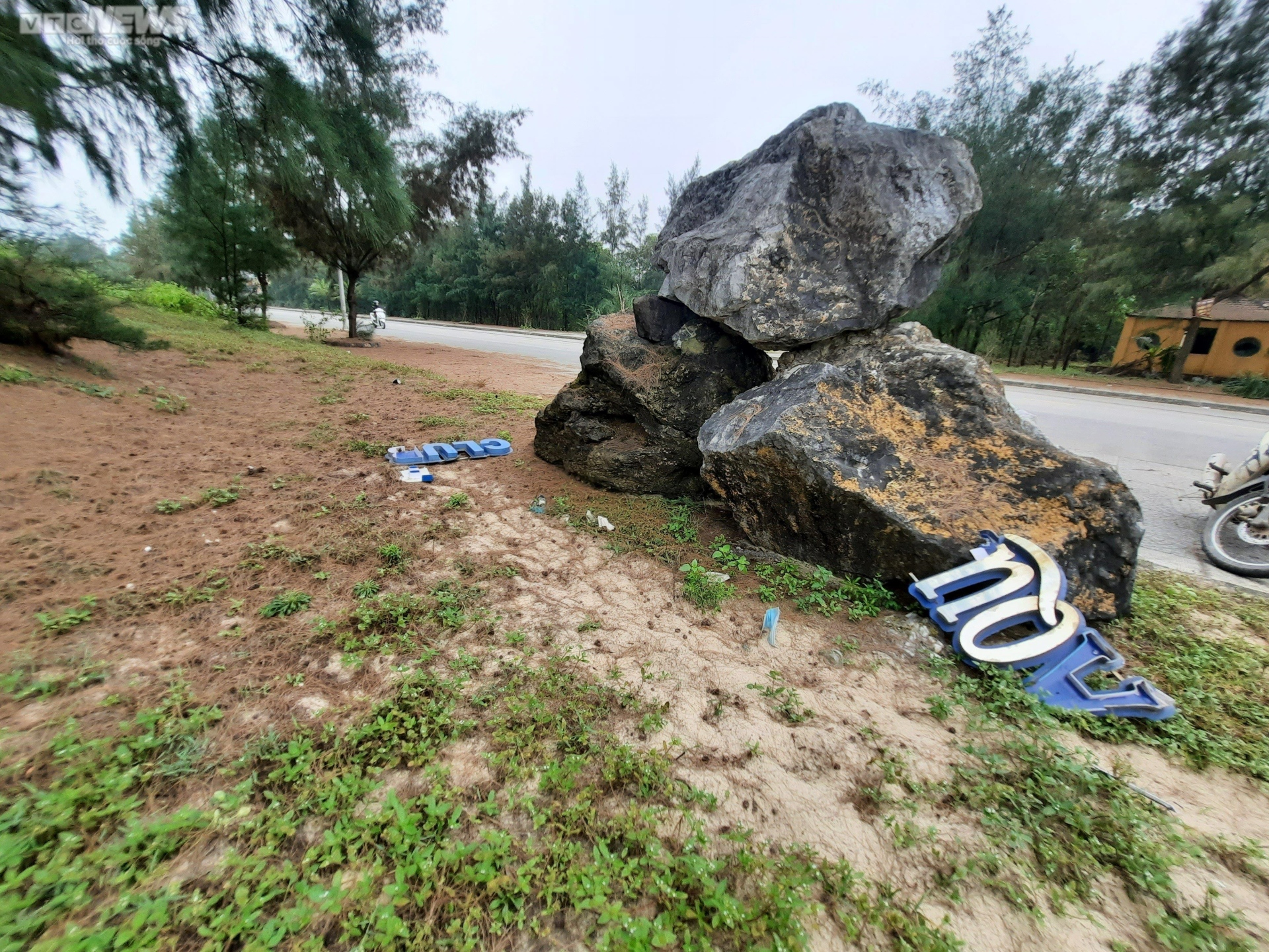 Complejo turístico desolado valorado en más de 342 mil millones de VND abandonado en medio del bosque de pinos costero de Quang Tri - 3