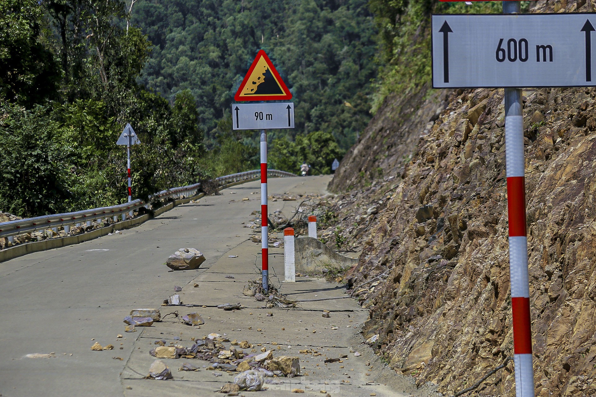 Landslides cause danger on Mui Trau Pass in Da Nang photo 9