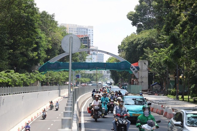 Ciudad Ho Chi Minh: Replantación de 100 árboles y construcción de un puente peatonal para el parque de acceso de Tan Son Nhat