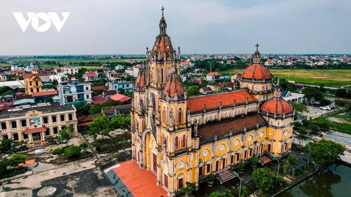 L'église de Phu An (district de Truc Ninh) a été reconstruite en 2007 avec une nouvelle apparence majestueuse.    