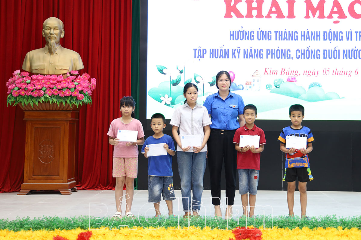 El Equipo de Jóvenes Pioneros del Distrito Kim Bang de la Unión de Jóvenes Comunistas de Ho Chi Minh organizó la ceremonia de apertura del verano de 2023