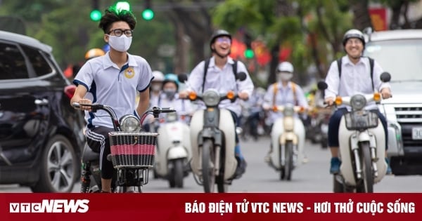 A los estudiantes de secundaria en Nam Dinh no se les permite viajar en motos eléctricas a la escuela.