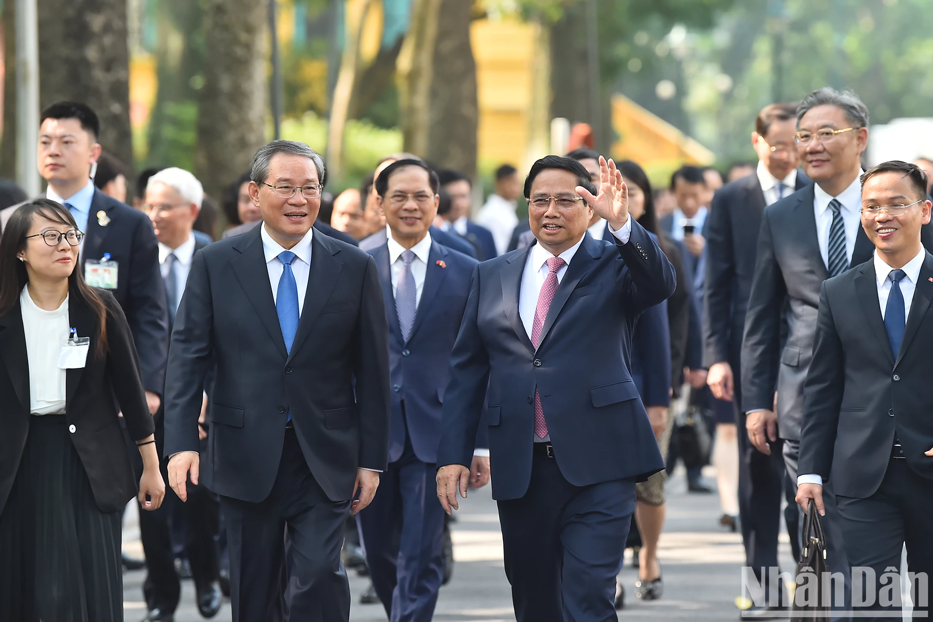 [ภาพ] นายกรัฐมนตรี Pham Minh Chinh เป็นประธานในพิธีต้อนรับนายกรัฐมนตรีจีน Li Qiang อย่างเป็นทางการ ภาพที่ 7