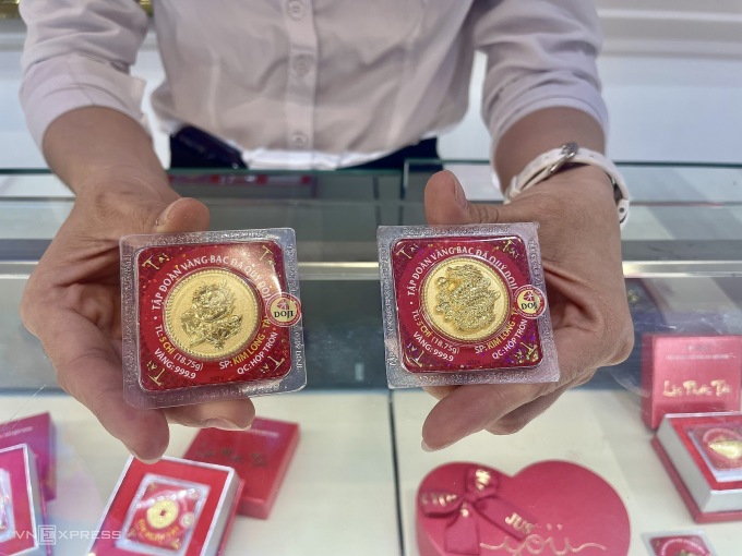 Gold products pressed in blisters with dragon and God of Wealth shapes... are being promoted by DOJI on God of Wealth Day with prices as high as SJC gold bars and tens of millions of dong more expensive than plain rings per tael. Photo: Quynh Trang