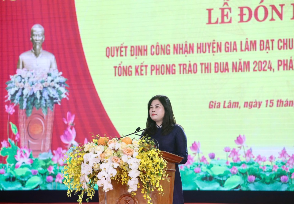 รองเลขาธิการคณะกรรมการพรรคเขต ประธานคณะกรรมการประชาชนเขต Gia Lam Dang Thi Huyen นำเสนอผลงานการสร้างพื้นที่ชนบทใหม่ขั้นสูงในอำเภอ Gia Lam