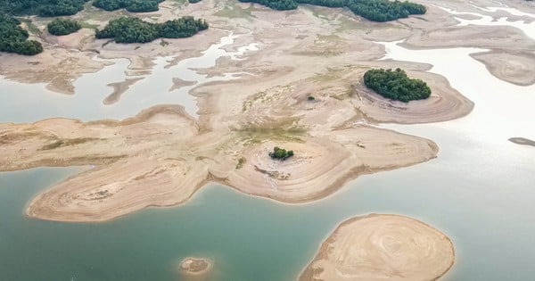 長引く干ばつにより底がむき出しになったケゴ湖の画像