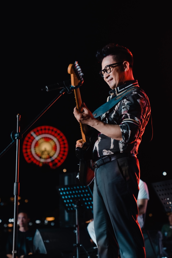 Bang Kieu played guitar while performing impromptu 