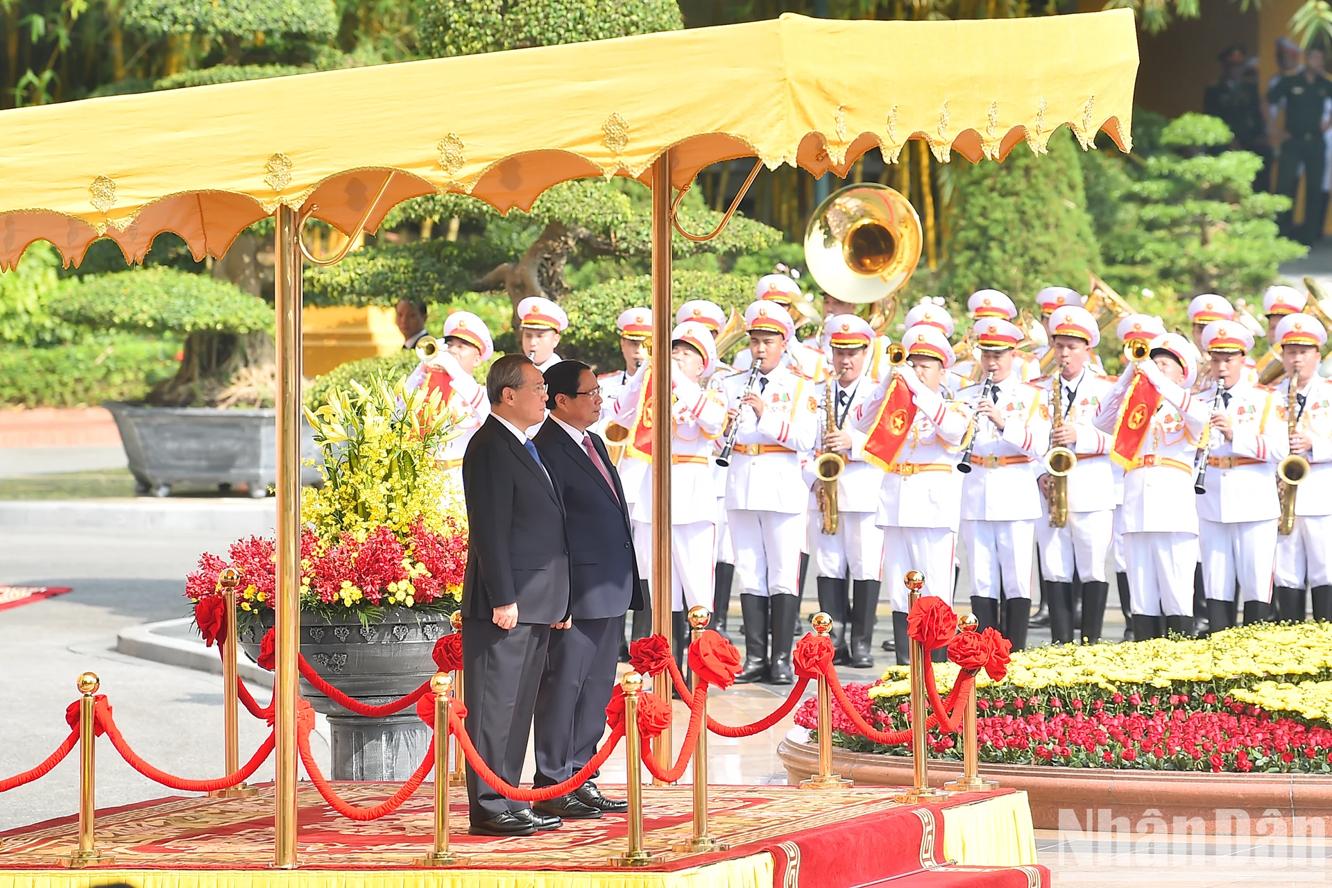 [ภาพ] นายกรัฐมนตรี Pham Minh Chinh เป็นประธานในพิธีต้อนรับนายกรัฐมนตรีจีน Li Qiang อย่างเป็นทางการ ภาพที่ 4